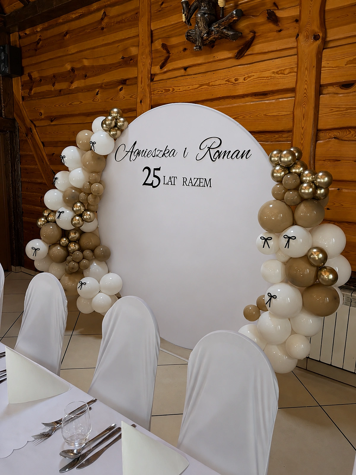 Okrągła ścianka balonowa z napisem Agnieszka i Roman 25 Lat Razem w Karczmie u Gochy i Legionowie