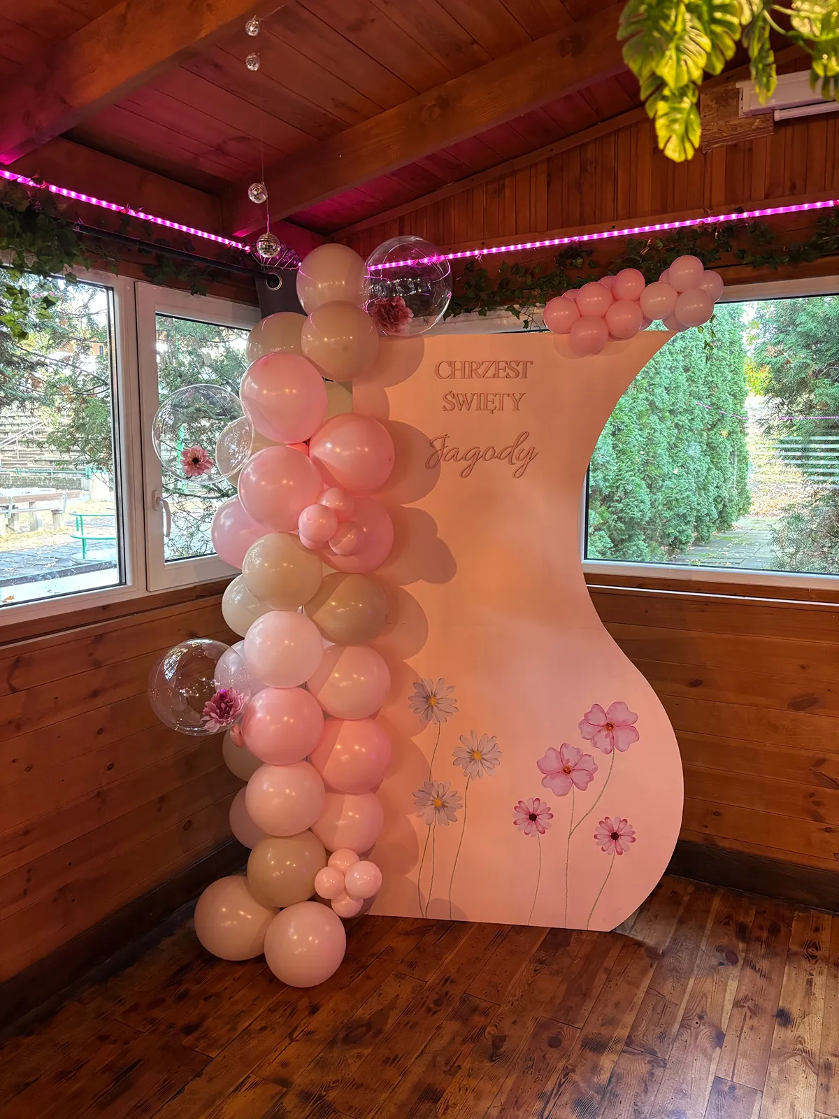 Kwiatowa ścianka balonowa na Chrzest Święty Jagody w Aut Restaurant & Bar w Legionowie