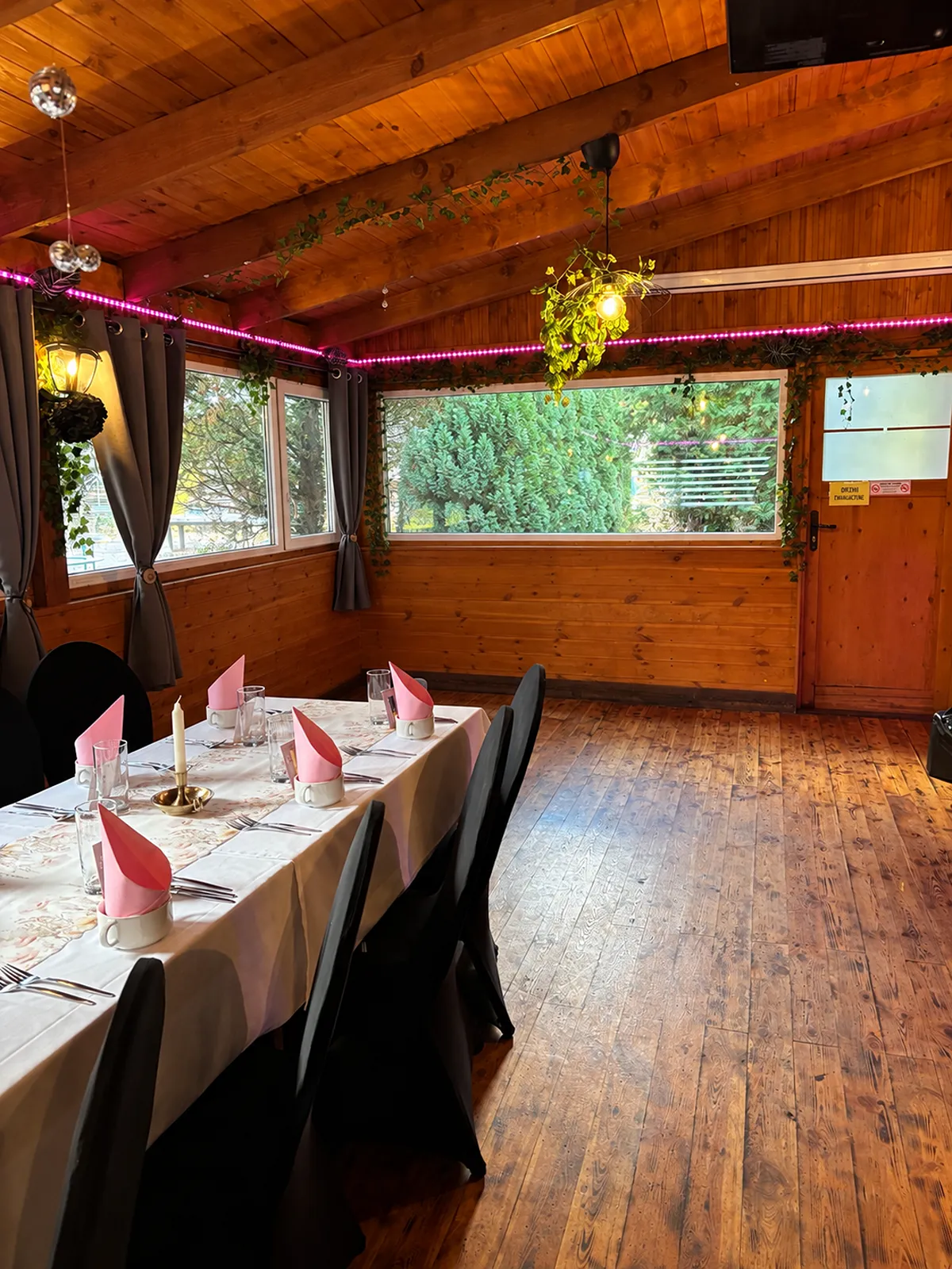 Klimatyczne wnętrze restauracji podczas Chrztu Świętego w Legionowie