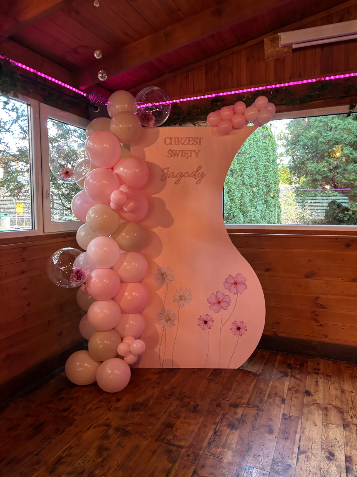 Ścianka balonowa na Chrzest Święty Jagody w Aut Restaurant & Bar w Legionowie – pudrowy róż, beż i kwiatowe balony bubble