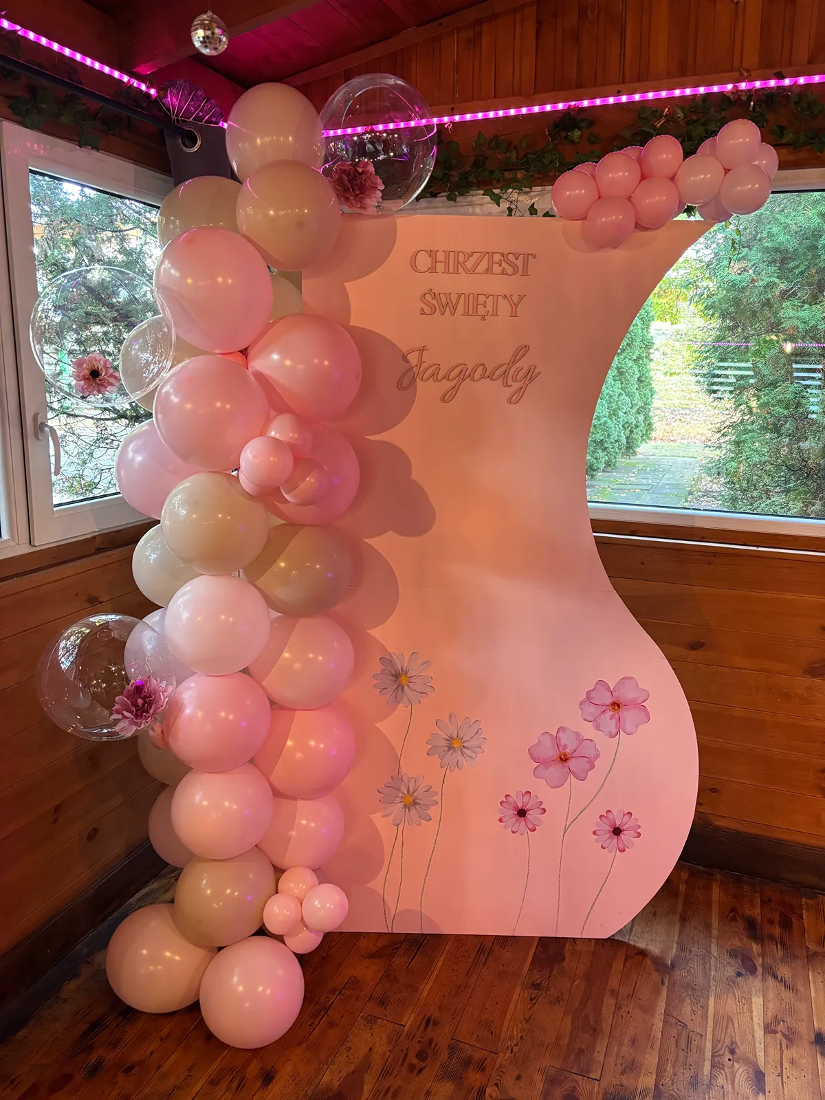 Balony bubble z kwiatami w środku i girlanda organiczna na Chrzest
