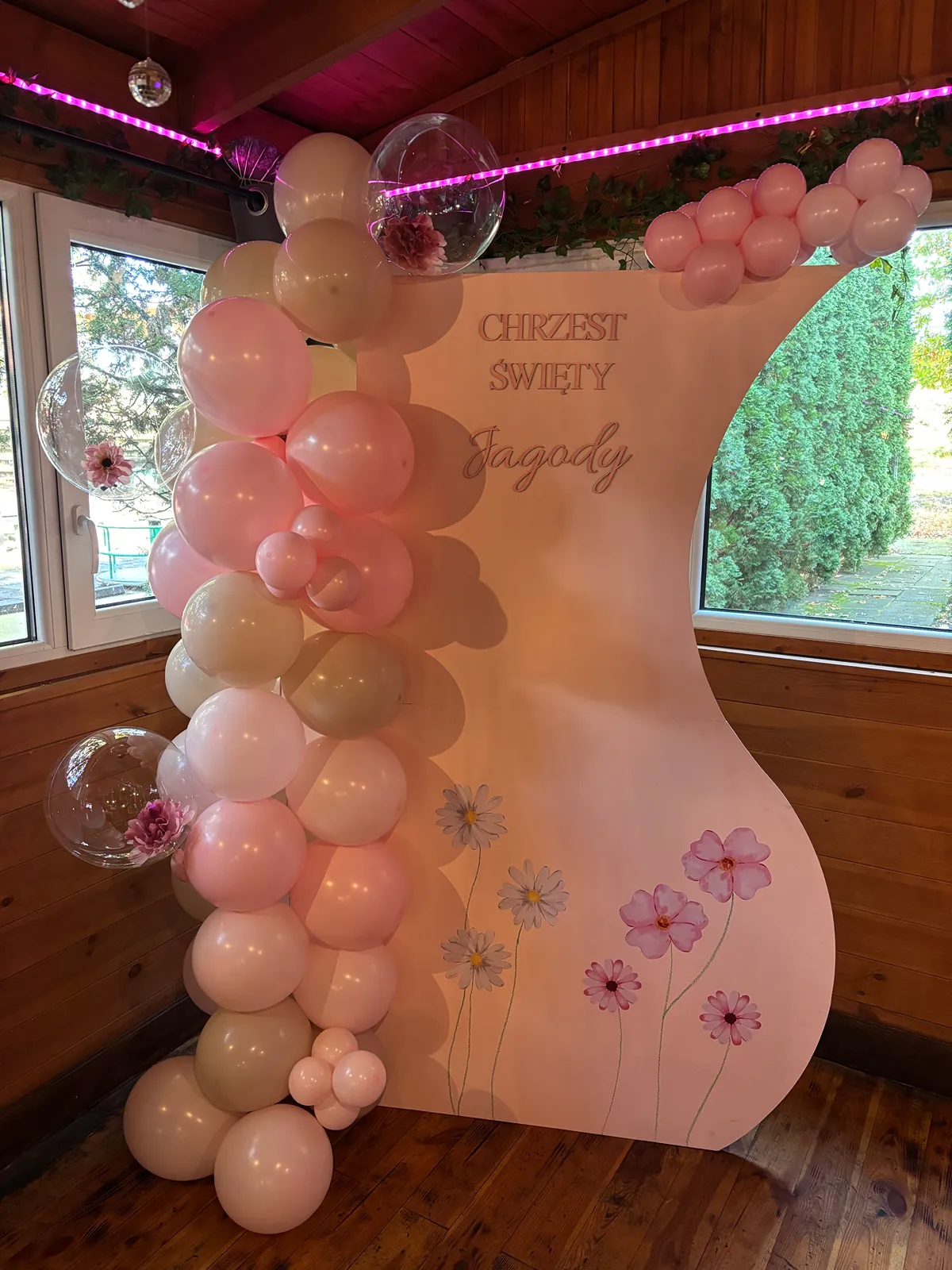 Detale balonowe i kompozycja florystyczna na Chrzest Święty w Legionowie