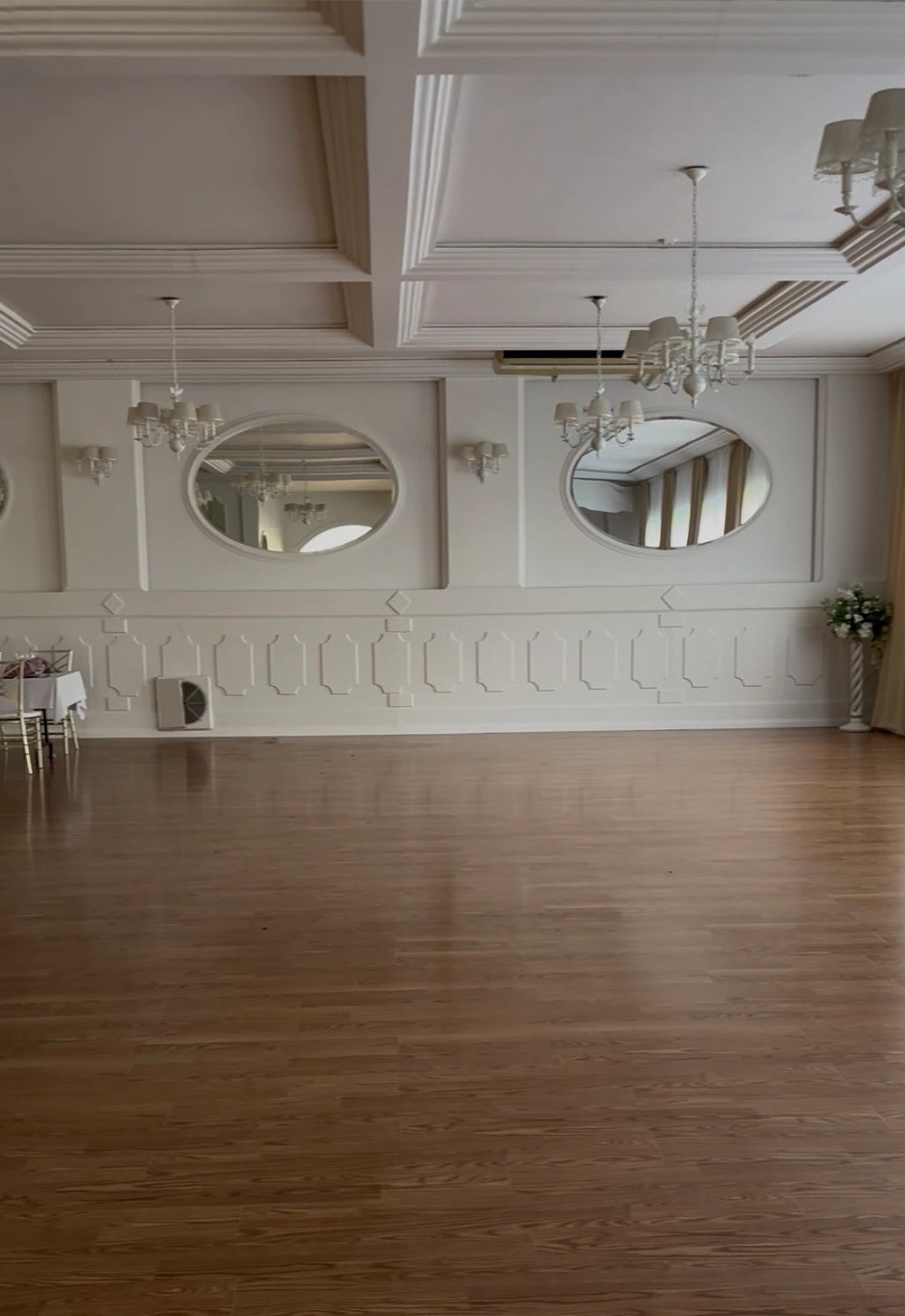 Jasna Sala Tango w miejscowości Łajski przed montażem dekoracji okolicznościowych