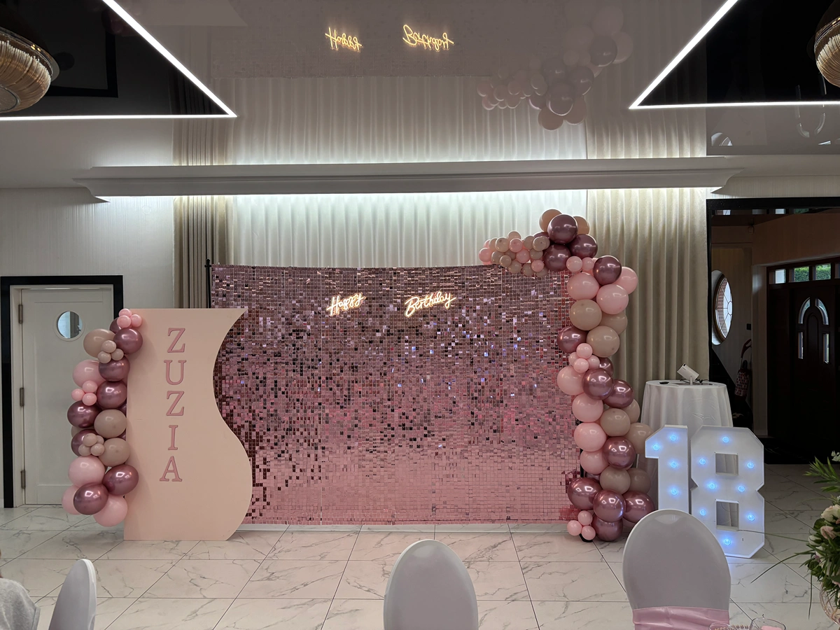 Różowa cekinowa ścianka balonowa na 18. urodziny Zuzi w Zegrzu – girlanda organiczna, neon i cyfry 18