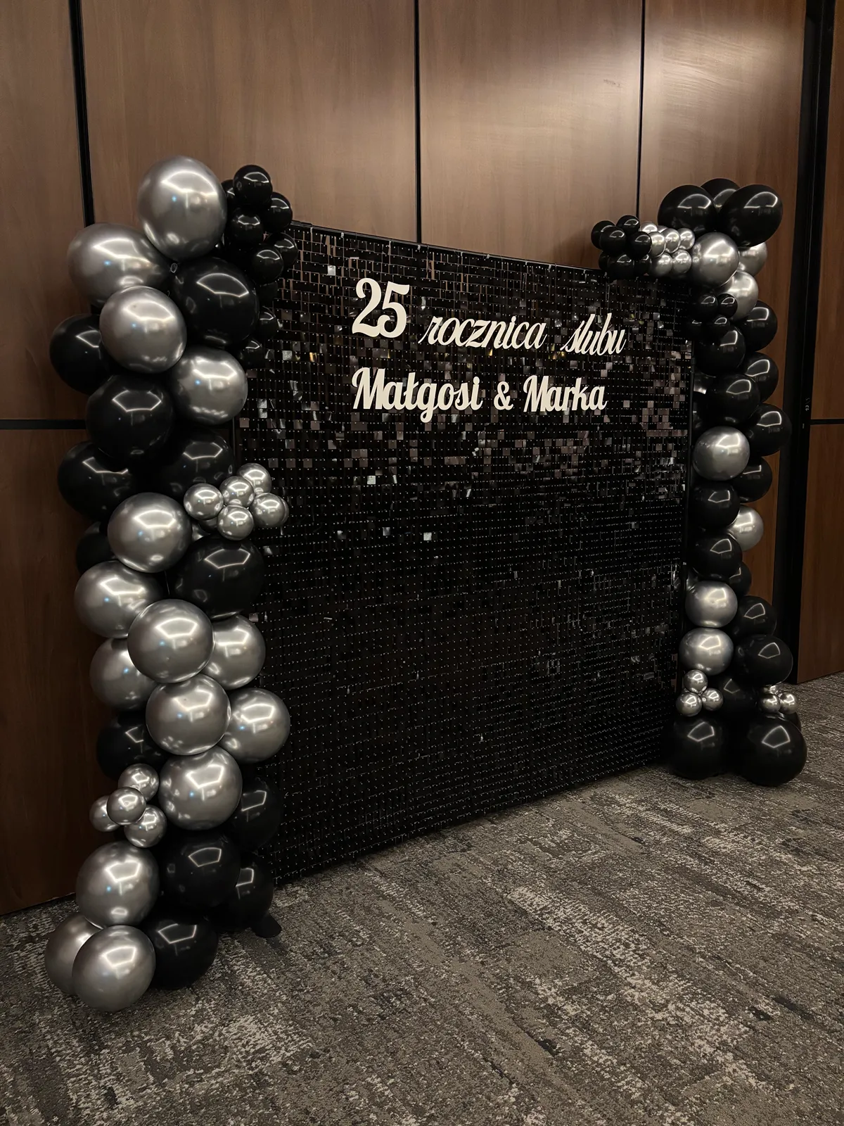 Detale czarnej ścianki cekinowej Shimmer Wall w Jachrance